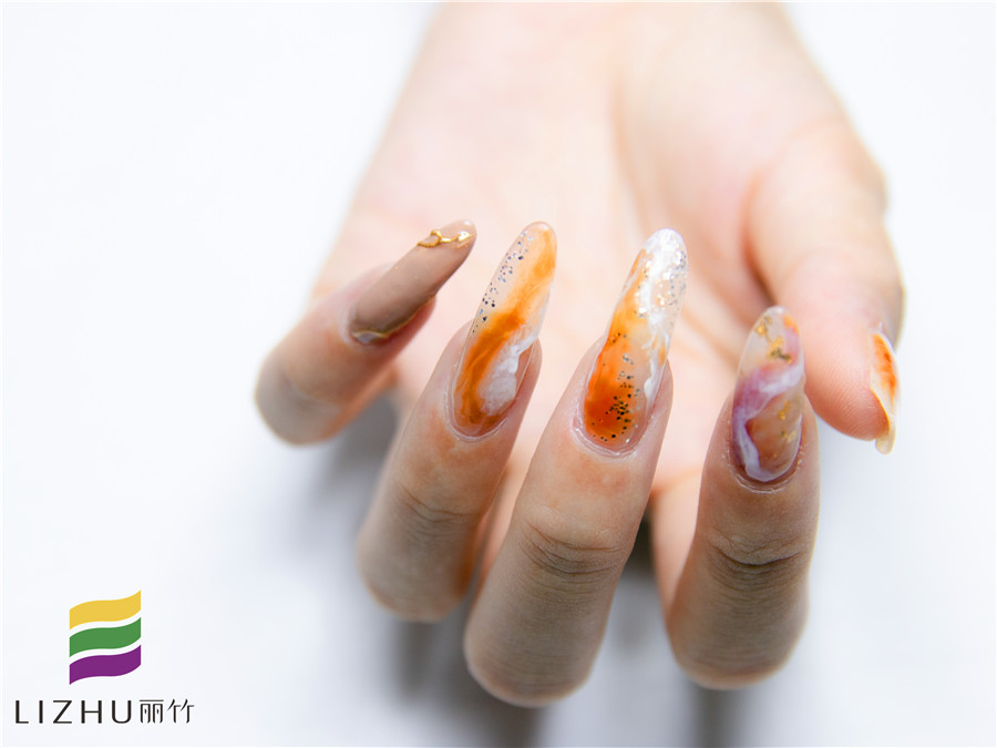 美甲封層使用方法，廣西美甲培訓(xùn)機(jī)構(gòu)教你