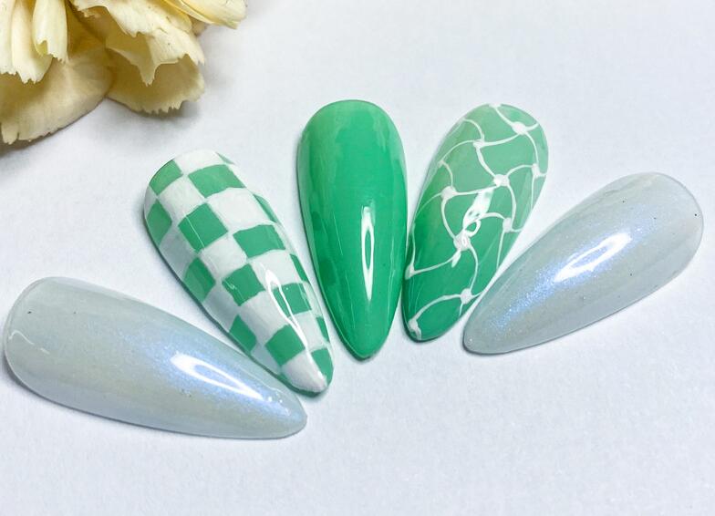 看棋盤美甲作品，知道廣西美甲學(xué)校哪家教學(xué)好