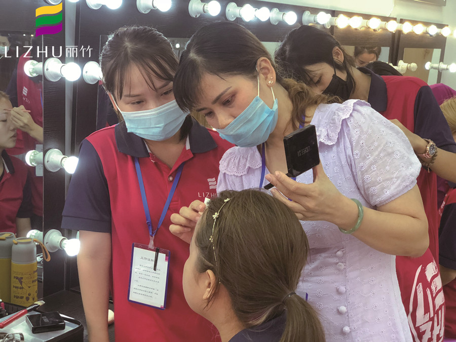 秋季化妝起皮怎么辦？廣西彩妝造型學(xué)校幫你想辦法