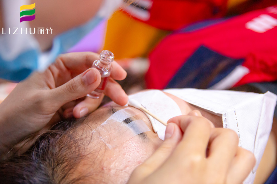 南寧美甲美睫學(xué)校：燙睫毛的步驟