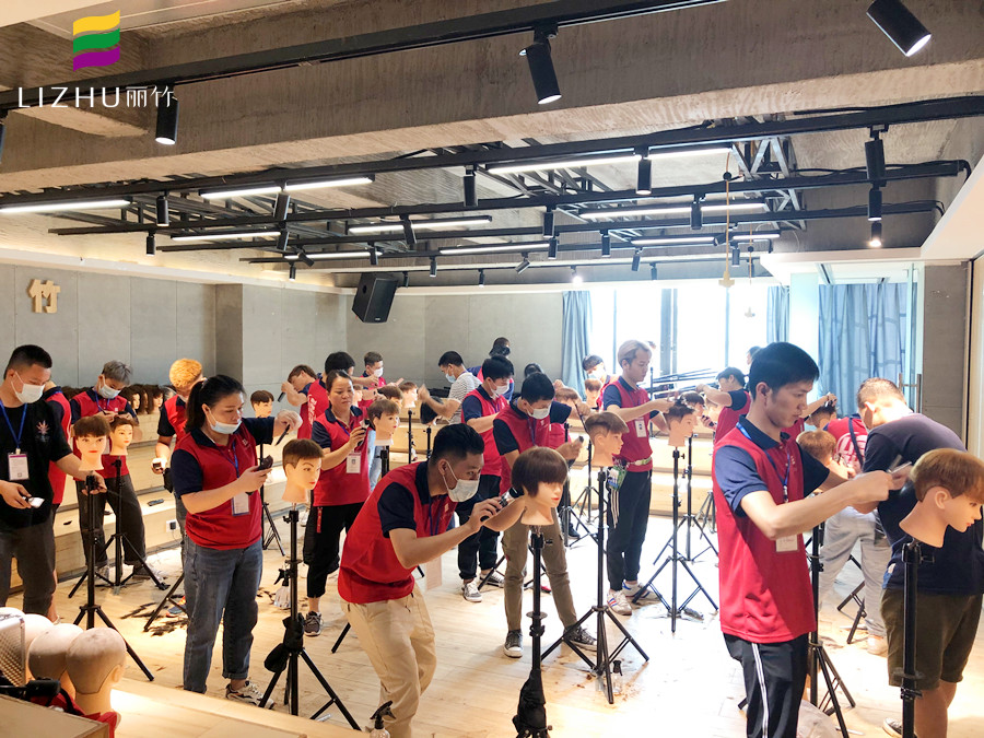 男發(fā)剪裁班課堂，證明南寧美發(fā)學(xué)校哪家專業(yè)