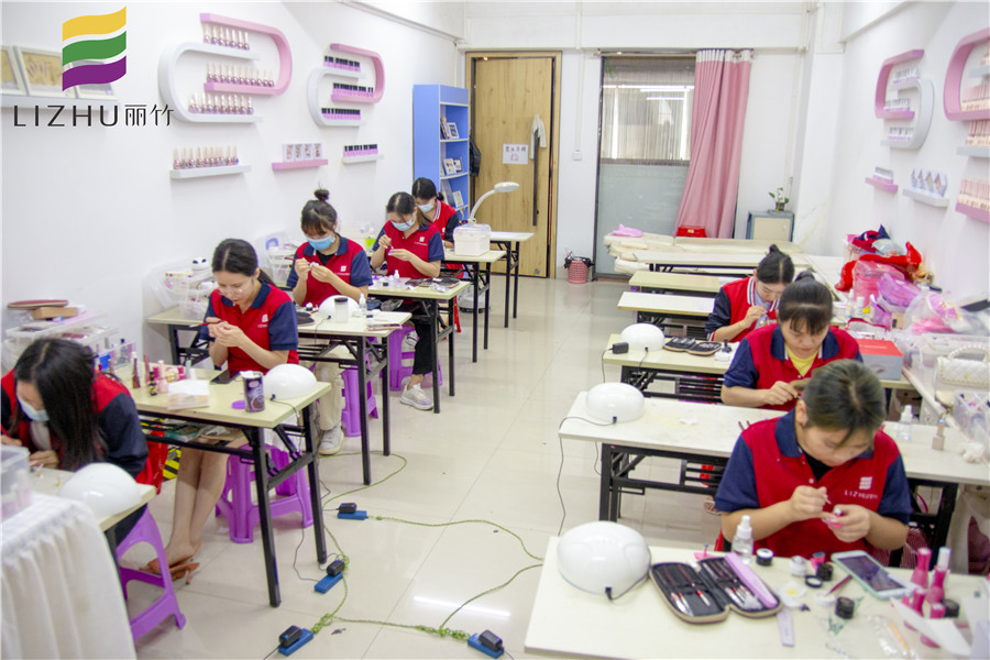 直擊南寧專業(yè)美甲學校課堂實況