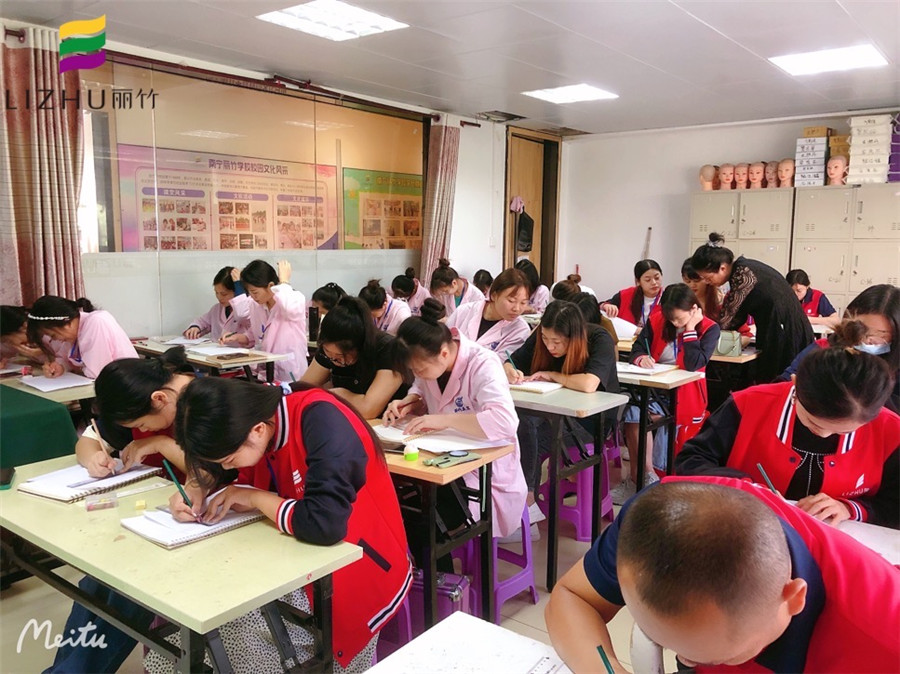 南寧學(xué)紋繡正規(guī)學(xué)校教你霧眉的畫(huà)法