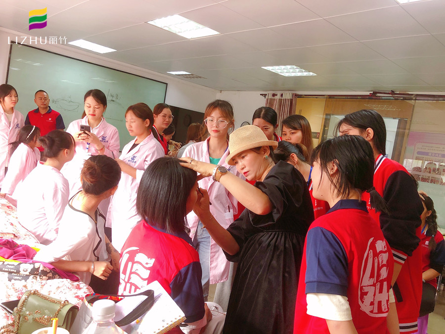 “一分鐘畫(huà)眉”，廣西紋繡培訓(xùn)班正在示范