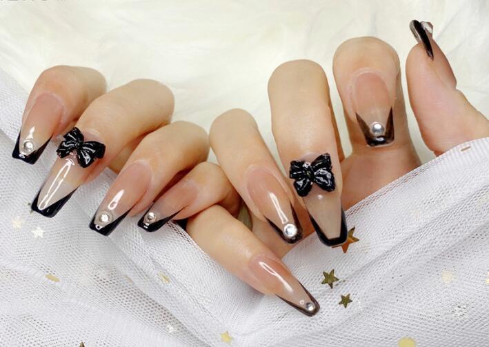 法式蝴蝶結(jié)美甲，用作品展現(xiàn)南寧美甲學(xué)校哪家有實(shí)力