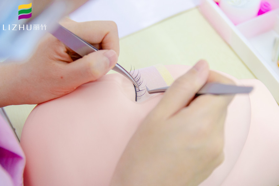 廣西美甲美睫學(xué)校：嫁接睫毛的技巧