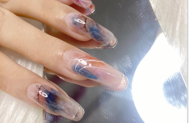 日式暈染美甲作品，實(shí)力證明廣西受歡迎的美甲學(xué)校是哪家