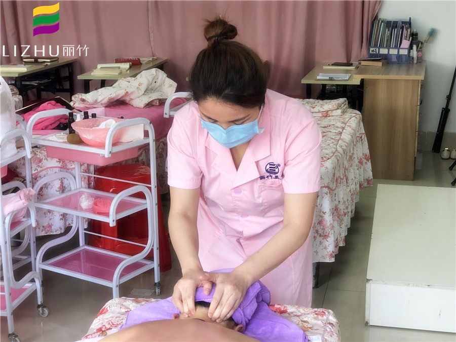 美容學子感言：這就是為人師表該有的樣子！