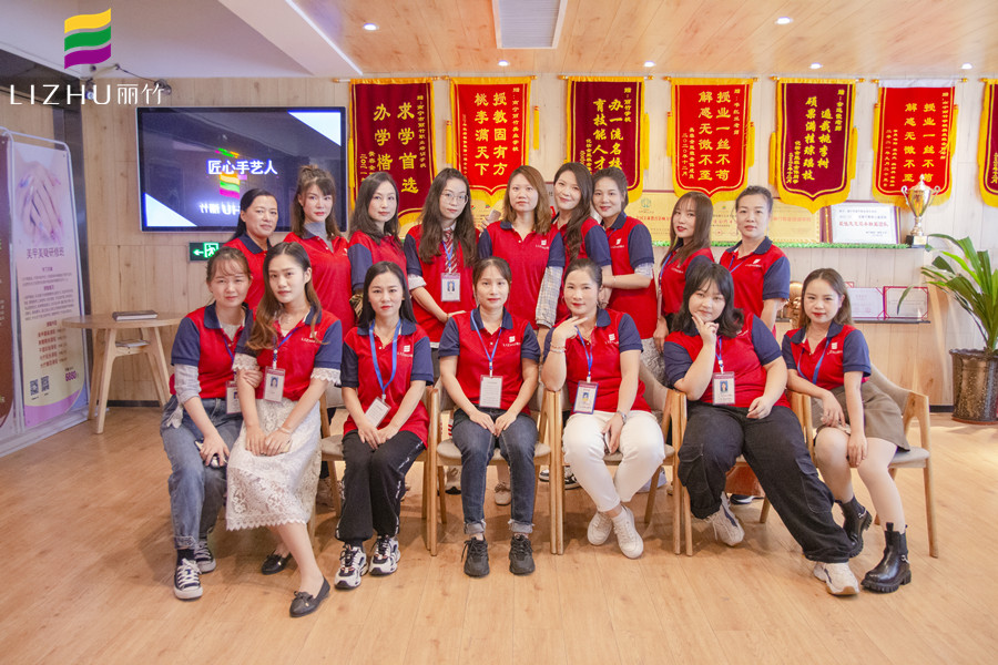 滿滿的畢業(yè)祝福，送給廣西專業(yè)化妝培訓(xùn)學(xué)校