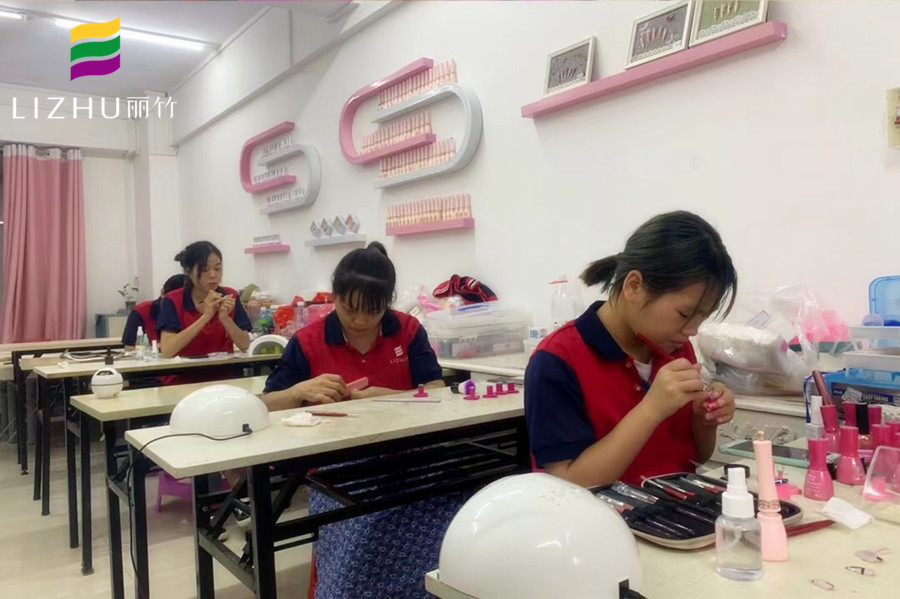 南寧專業(yè)美甲學(xué)校，教你專業(yè)美甲技術(shù)