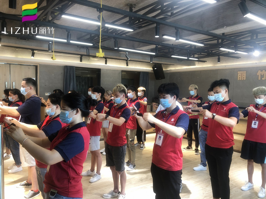 廣西學(xué)理發(fā)的學(xué)校男士剪裁班練習(xí)課堂