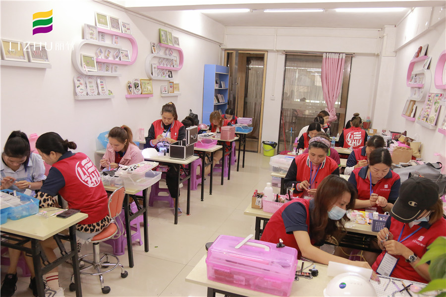 南寧正規(guī)美甲學(xué)校美甲基礎(chǔ)課程學(xué)習(xí)