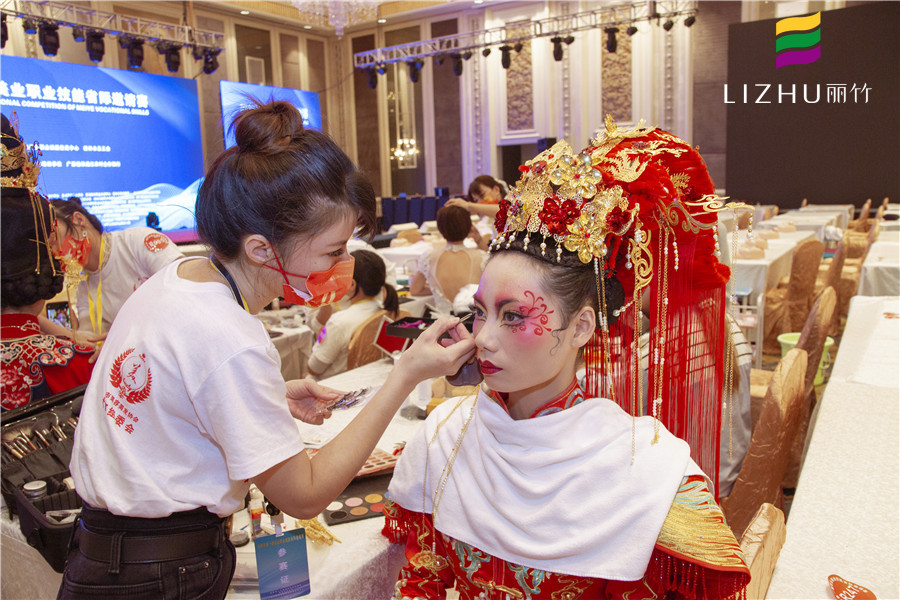 冬天卡粉怎么辦？南寧化妝課堂正在為你講解