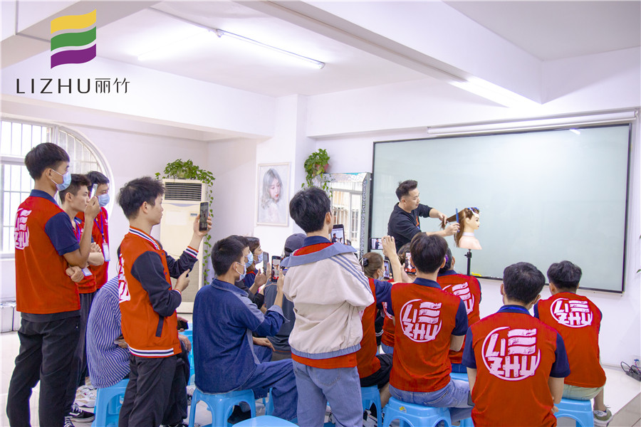 鎖骨發(fā)修剪技巧，南寧教理發(fā)的學(xué)校分享