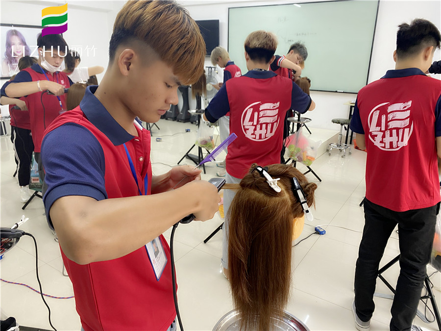 學(xué)直板夾使用技巧，就來廣西教美發(fā)的學(xué)校