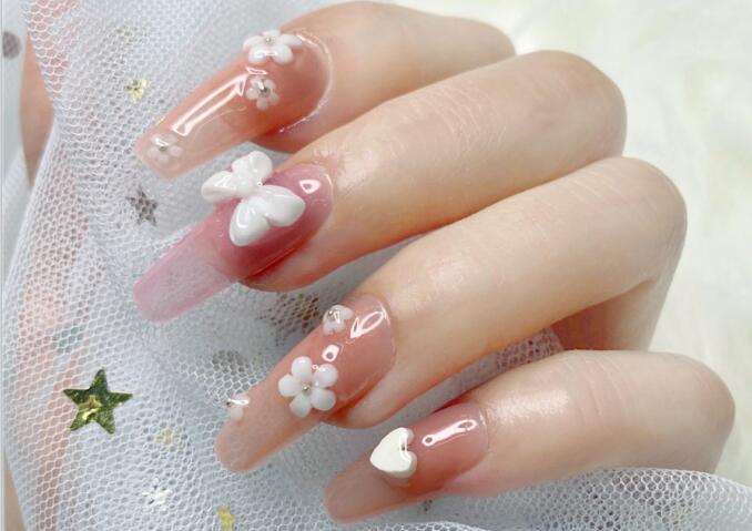 裸粉雕花美甲  南寧專(zhuān)業(yè)美甲培訓(xùn)網(wǎng)紅作品