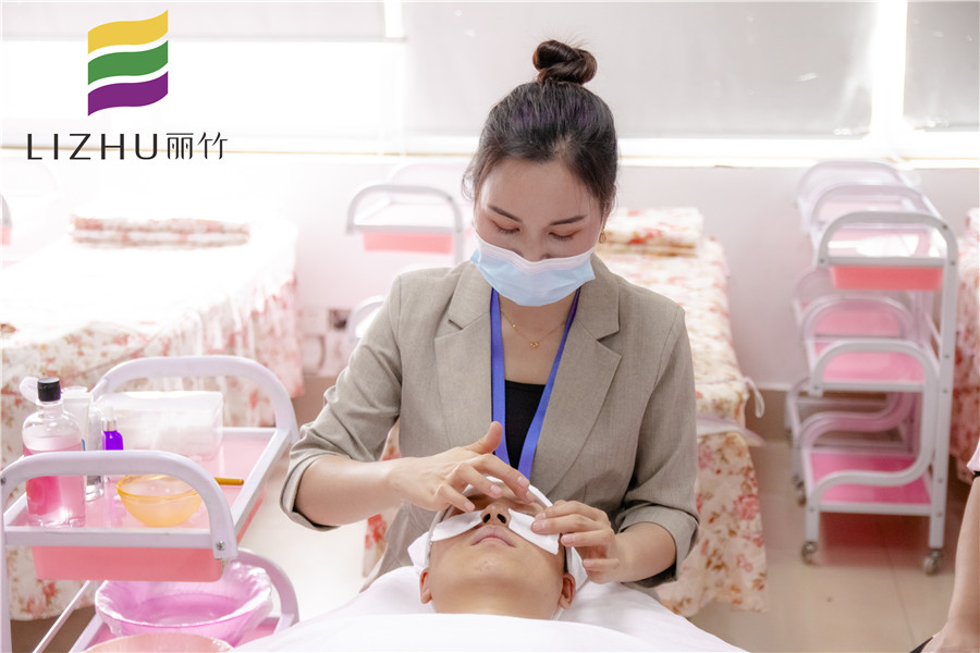 不傷皮膚的卸妝方法，廣西美容培訓(xùn)中分給你