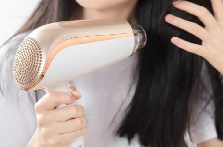 吹風(fēng)機吹發(fā)型的技巧，廣西培訓(xùn)美發(fā)學(xué)校教你