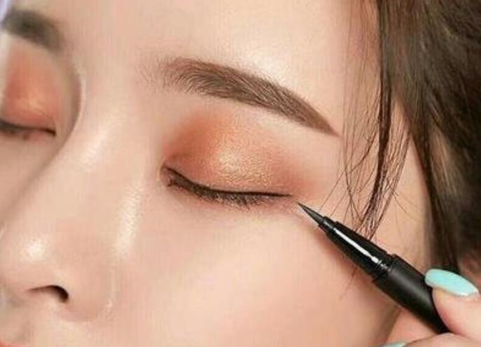 如何防止畫(huà)眼線時(shí)手抖？南寧化妝課程學(xué)習(xí)內(nèi)容