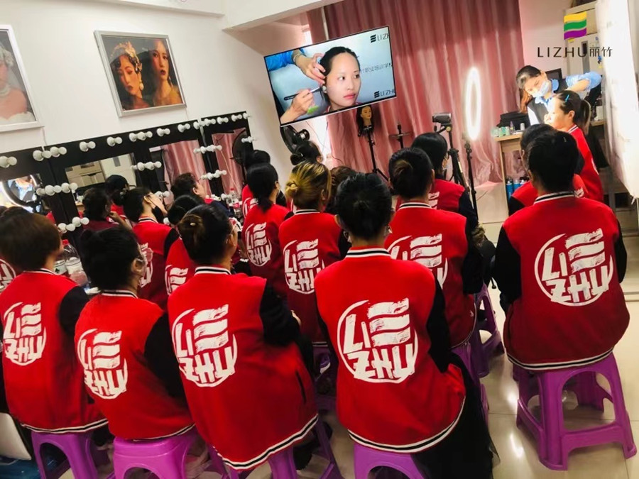 冬季正確的化妝步驟，這些技巧南寧化妝學(xué)校告訴你