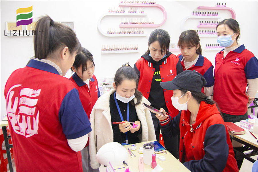 雕花美甲步驟，一起去南寧排名前十美甲學(xué)?？纯?>
								
								<span id=