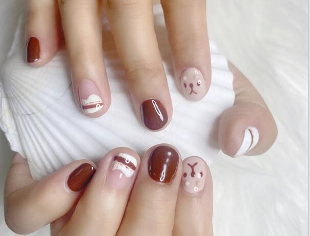 可愛卡通短圓甲作品，南寧美甲培訓(xùn)機構(gòu)分享