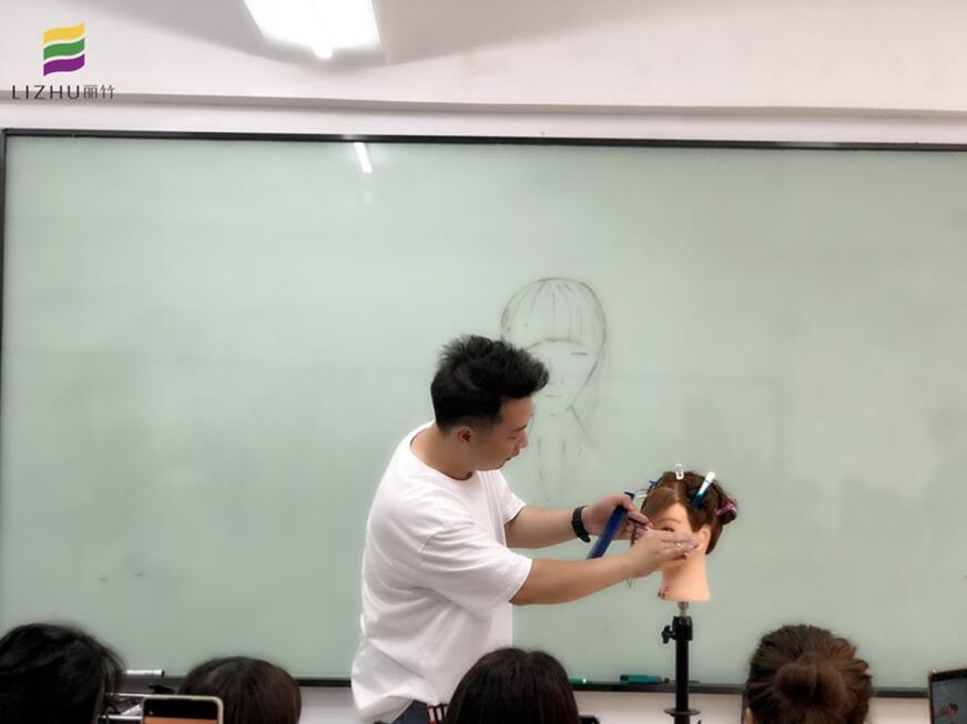 劉海出油怎么解決？南寧教理發(fā)的學(xué)校教你方法