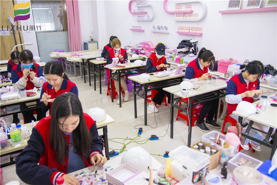 如何才能學(xué)好美甲？廣西美甲培訓(xùn)學(xué)校告訴你技巧