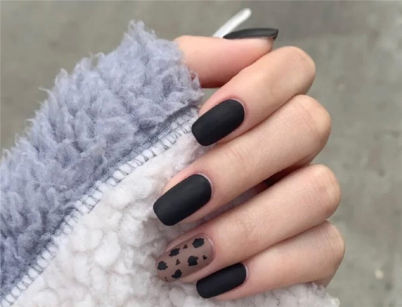 暗黑甜酷系美甲，展現(xiàn)廣西美甲培訓(xùn)哪家實力強