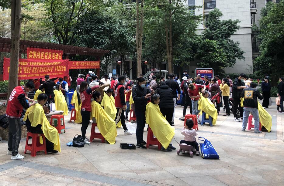 南寧學(xué)美發(fā)有實(shí)踐嗎？來(lái)看麗竹美發(fā)學(xué)校社區(qū)理發(fā)活動(dòng)