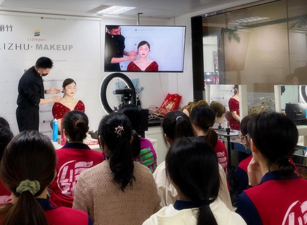 麗竹彩妝學(xué)校上演“換臉術(shù)”，展現(xiàn)南寧學(xué)彩妝哪家技術(shù)強(qiáng)
