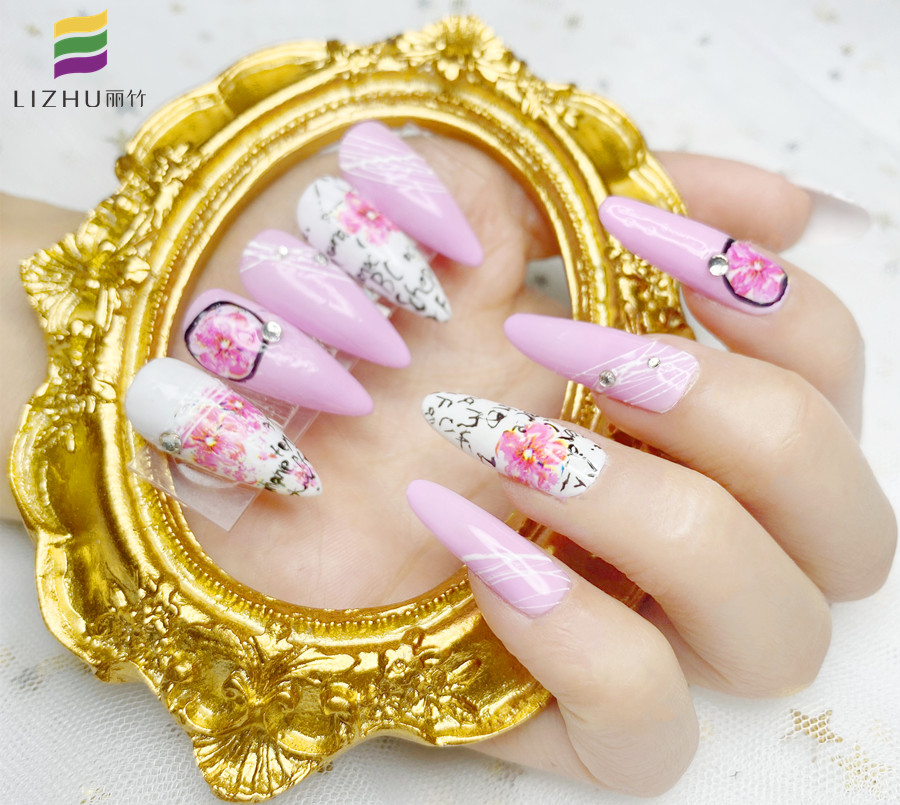 粉色少女風(fēng)彩繪美甲，實(shí)力證明南寧美甲學(xué)校哪家?guī)熧Y強(qiáng)