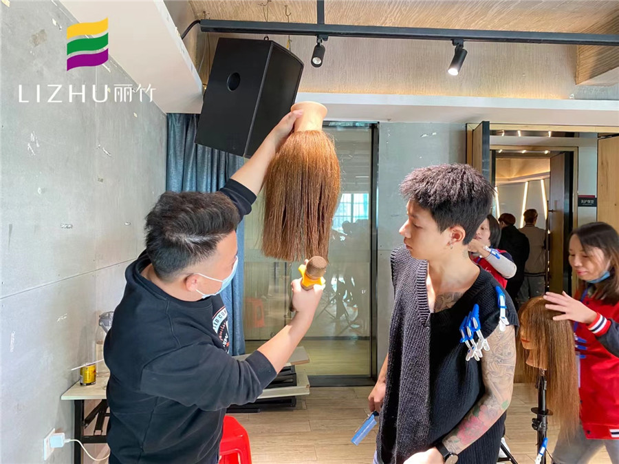 南寧美發(fā)學(xué)?？己耍悍叫螌哟?，圓形層次，三角堆積修剪