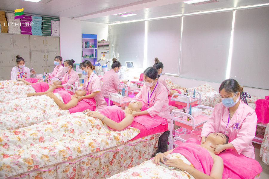 參觀麗竹美容學(xué)校課堂，感受廣西美容學(xué)校哪家教得好