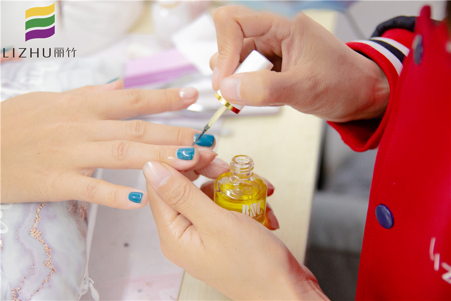 美甲涂單色的要點，南寧美甲師培訓(xùn)班教你