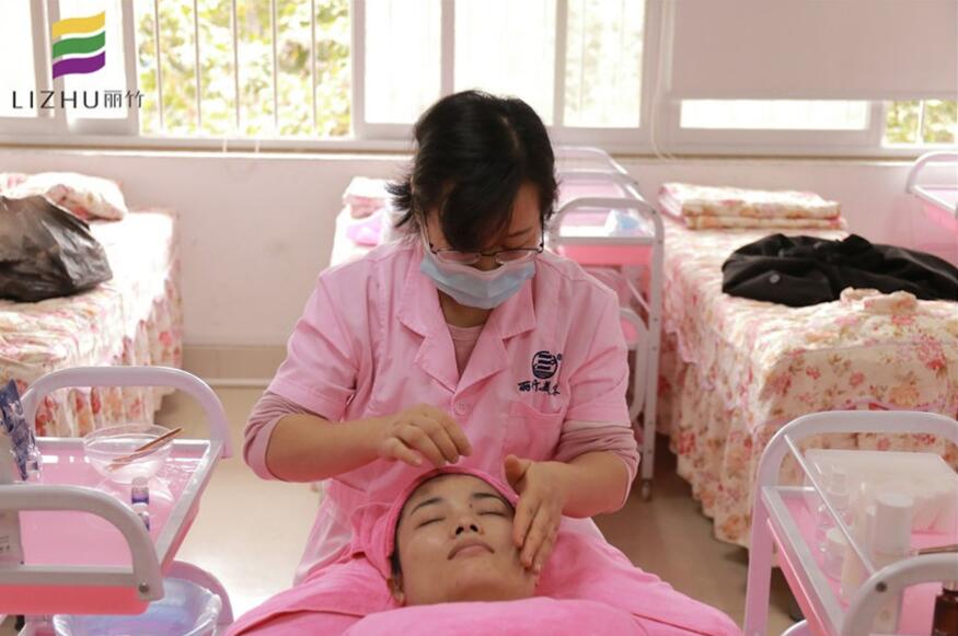 美容師不告訴你的皮膚護理小技巧，麗竹美容學校幫你找到啦