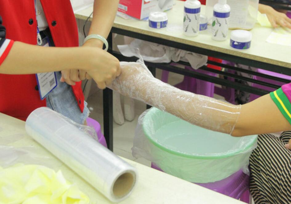 冬天手裂口子應(yīng)該怎么辦？廣西教美容護(hù)膚的學(xué)校找妙招