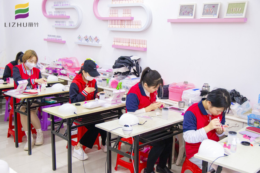 廣西南寧美甲學(xué)校課堂：認識美甲種類