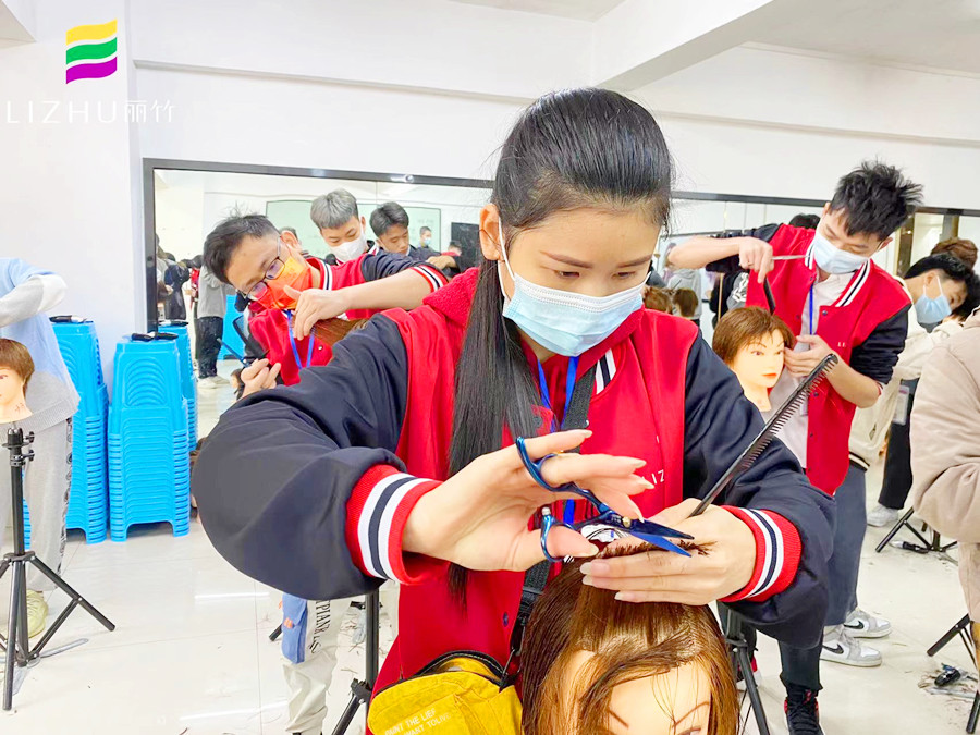 剪刀手法頭模練習(xí)，在廣西專業(yè)美發(fā)學(xué)校進行