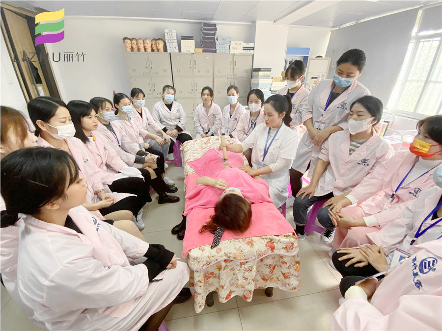 艾灸肚臍的好處，南寧美容養(yǎng)生培訓(xùn)班老師告訴你