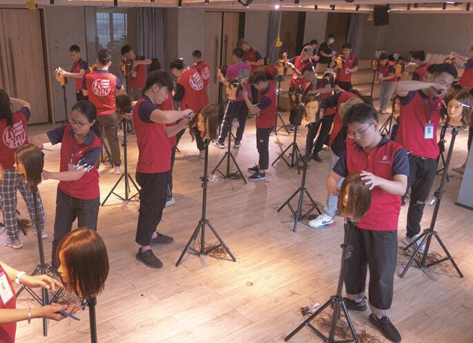 美發(fā)實操剪發(fā)常用手法，南寧美發(fā)基礎(chǔ)班學(xué)員正在練習(xí)