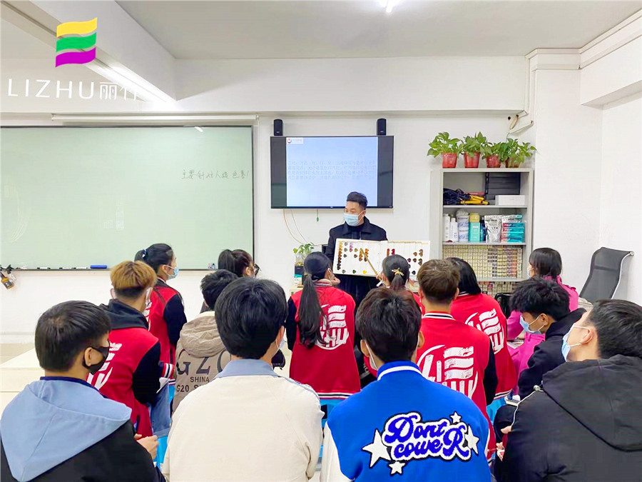 南寧哪里可以學(xué)染發(fā)？來麗竹學(xué)校魔幻色彩班