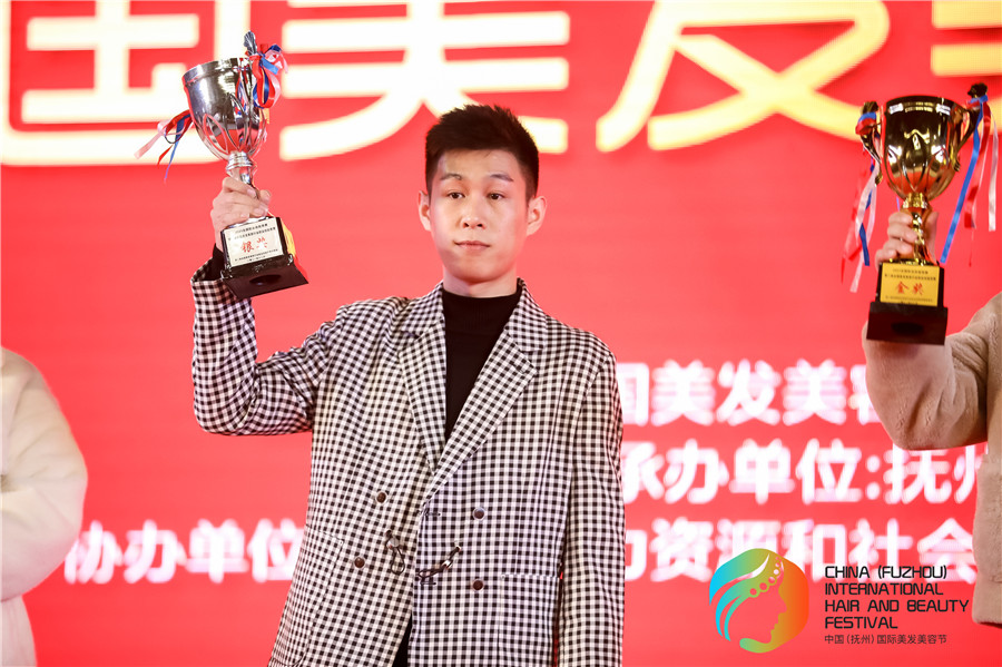 亞軍！祝賀玉可寧老師在全國(guó)美發(fā)美容行業(yè)職業(yè)技能競(jìng)賽斬獲佳績(jī)