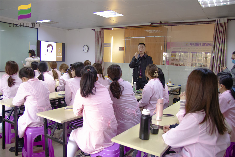 南寧哪家美容學(xué)校好就業(yè)？麗竹就邀請(qǐng)你參加美容就業(yè)宣講會(huì)