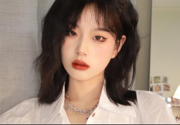 單眼皮眼影教程，廣西南寧彩妝學(xué)校分享