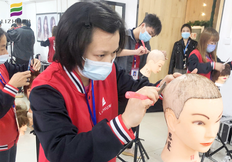 美發(fā)剃刀如何操作？廣西南寧美發(fā)培訓(xùn)學(xué)校教你