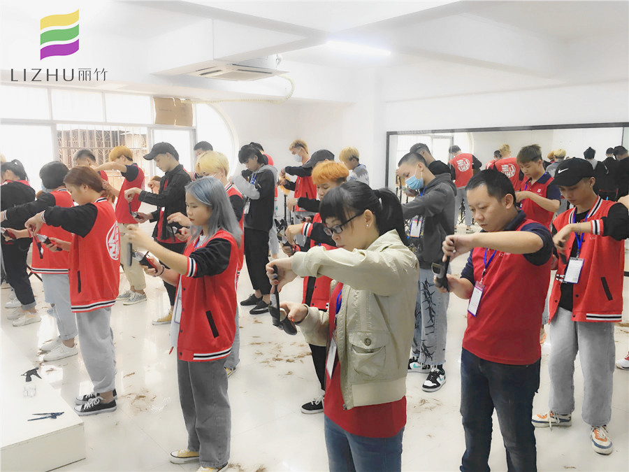 美發(fā)推剪練習(xí)課堂，南寧美發(fā)學(xué)校分享