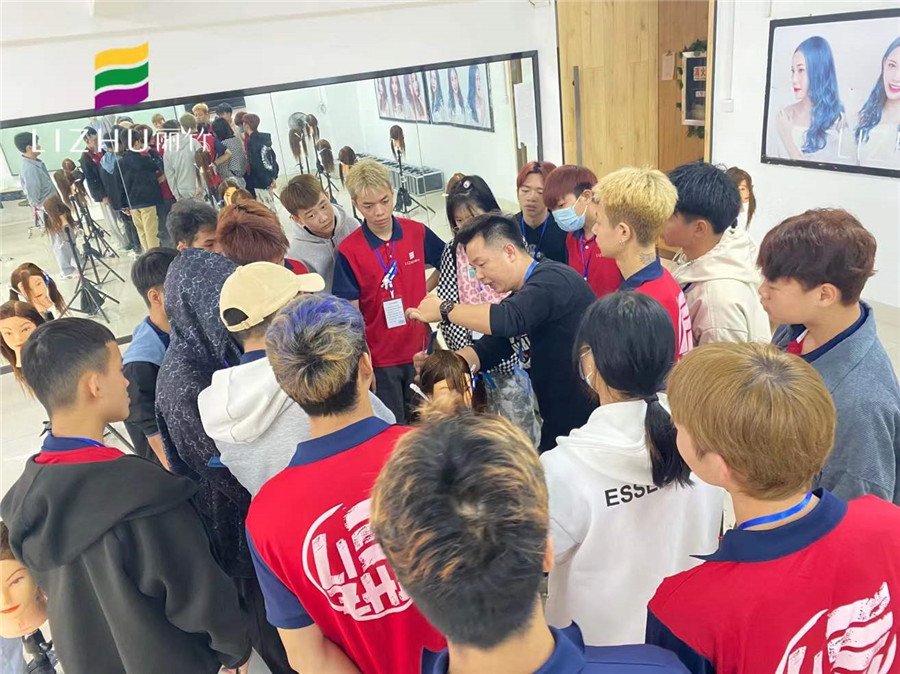 美發(fā)圓形層次修學(xué)習(xí)，廣西正規(guī)美發(fā)培訓(xùn)機(jī)構(gòu)學(xué)習(xí)