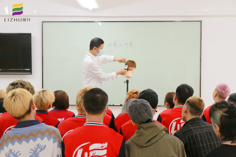 推剪的練習(xí)方法，廣西教美發(fā)基礎(chǔ)的學(xué)校分享