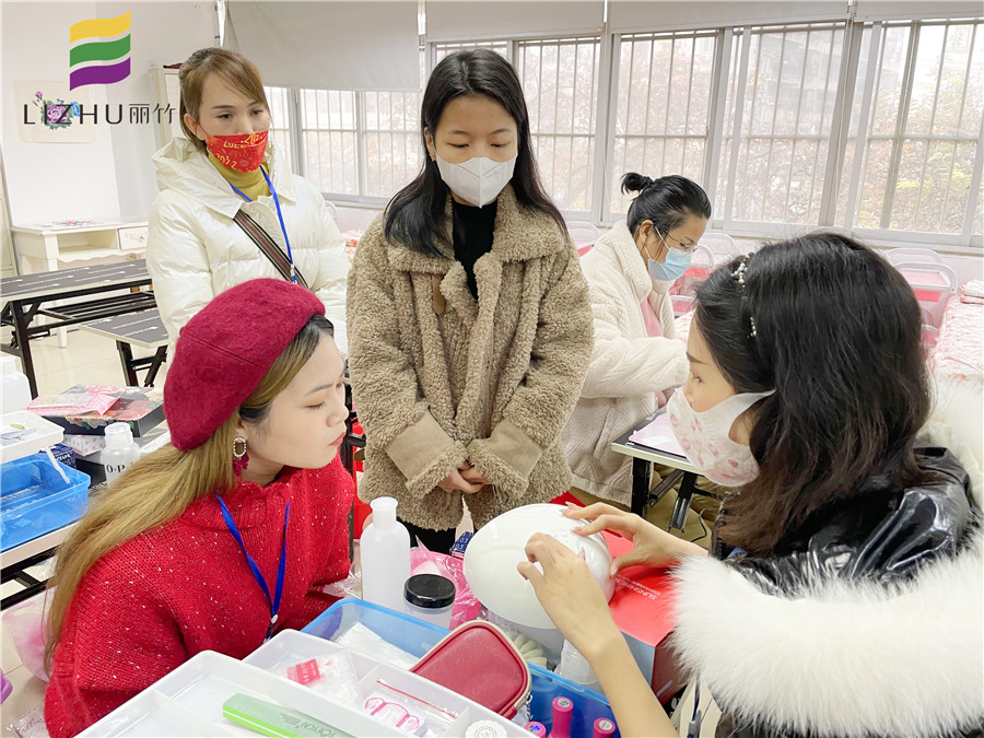 麗竹學(xué)校美甲培訓(xùn)班開學(xué)日：認(rèn)識(shí)美甲工具